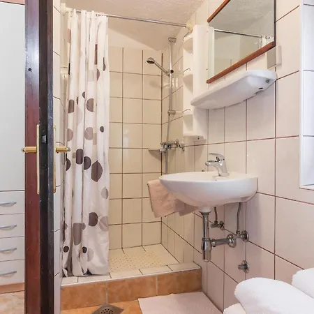 아파트 Nice In Porec-mugeba With Wifi Mugeba