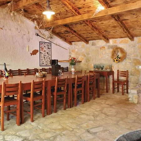 Nice In Porec-mugeba With Wifi Apartmán